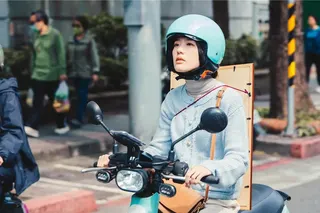 鄧筠熹最後背負著象徵夢想的海報，往人生方向前行。（公視提供）