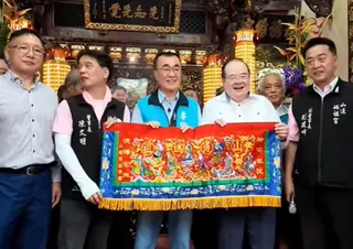 國民黨新北市長參選人李四川6日與先嗇宮董事長李乾龍一起為山邊媽祖接駕。（圖／中天新聞）