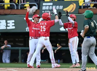張政禹2分砲全壘打。(記者李惠洲攝)