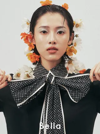 挾帶著國片影史冠軍的光環，如今不僅入選台北電影節「非常新人」，更入圍本屆台北電影獎「最佳新演員」 服裝：Logo 領片小洋裝，Louis Vuitton