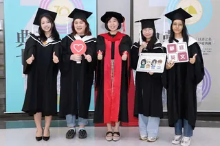靜宜大學一一五級畢業典禮溫馨登場，畢業生在師長與親友見證下迎接人生新篇章。 （記者陳金龍攝）
