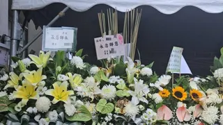 現場擺滿學生家長致贈花籃。(記者郭韋綺／攝影)