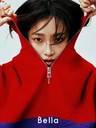 何曼希現在最常做的充電儀式，就是漫無目的地散步。 服裝：紅、藍撞色拉鏈運動衫，Loewe