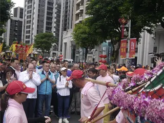 苗栗後龍天上聖母山邊媽祖宮6日一早先抵達三重先嗇宮由身兼董事長、國民黨副主席李乾龍偕同國民黨新北市長參選人李四川接駕。（吳嘉億攝）