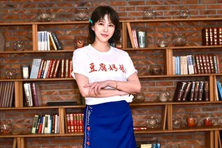 蘇晏霈昨天與《豆腐媽媽》演員一起包粽子提前過端午節。（民視提供）