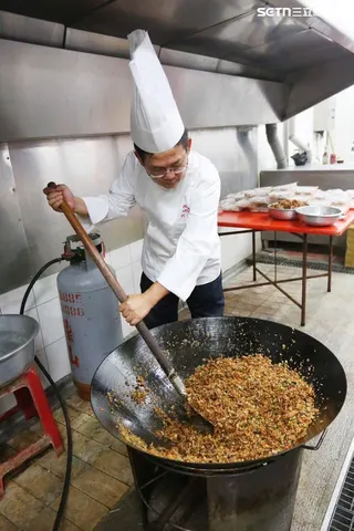 必吃內門辦桌佳餚之一「古早味米糕」，總舖師準備油飯配料，之後再加入糯米拌炒。（圖／阿隆師提供）