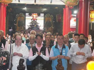 苗栗後龍天上聖母山邊媽祖宮6日一早先抵達三重先嗇宮由身兼董事長、國民黨副主席李乾龍偕同國民黨新北市長參選人李四川接駕並進廟祈福。（吳吳嘉億攝）