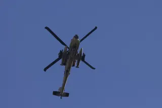 一架以色列空军的AH-64“阿帕奇”直升机，周四在以色列北部与黎巴嫩南部接壤的边境阵地飞行。（图取自法新社）