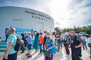 日本旅客透過導覽了解澎湖各島嶼、景點特色。（觀光署提供）