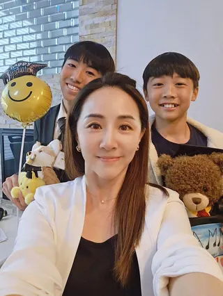 小蓁（前）與兩個兒子合照。翻攝黃少祺 Eric Huang臉書