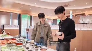 王奕翔、崔立于不斷用中文和韓文夾雜的晶晶體對話，讓粉絲大呼太可愛。（圖／翻攝自Mnet Plus）