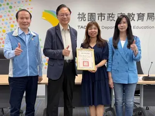 桃園國小桌球隊勇奪全國雙冠並培育出少年國手，在市議員參選人佀廣洋協助爭取下，獲市長張善政親自接見表揚，肯定選手們以優異表現為桃園爭光。圖：諶志明翻攝