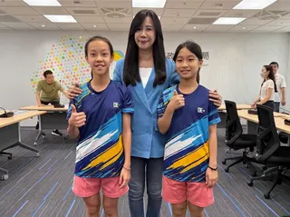 桃園國小桌球隊奪全國雙冠寫下歷史，身兼立委萬美玲助理的桃園市議員參選人佀廣洋居中牽線促成張善政親自表揚「桃園之光」。(桃園國小提供)