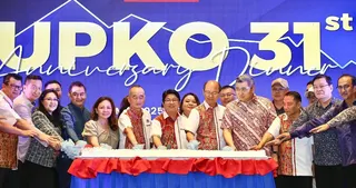 Datuk Ewon Benedick (seventh left) flanked by Upko deputy president Datuk Donald Mojuntin (sixth left), ex-Upko president Datuk Madius Tangau and the party’s honorary secretary, Senator Datuk Nelson W. Angang. — The Borneo Post pic