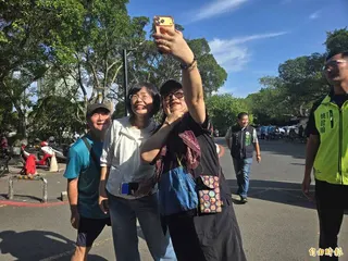 民進黨新北市長參選人蘇巧慧出席永和區老人會活動，民眾熱情拿出手機自拍。(記者賴筱桐攝)