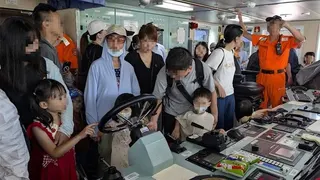 「連江艦」上駕駛室，是兒童最愛，而為了象徵祈求儀器設備「乖乖不出包」、航程平安順利，還特地擺上2包綠色椰子口味的「乖乖」。（許逸民攝）