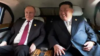 2025年9月3日，俄羅斯總統普京與朝鮮領導人金正恩訪問中國北京期間，同坐一輛車。