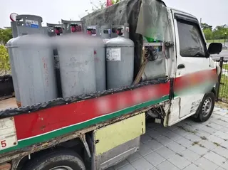 彰化縣江姓男子施用兩種毒品後，載10桶瓦斯駕車上路卻未被羈押。讀者提供