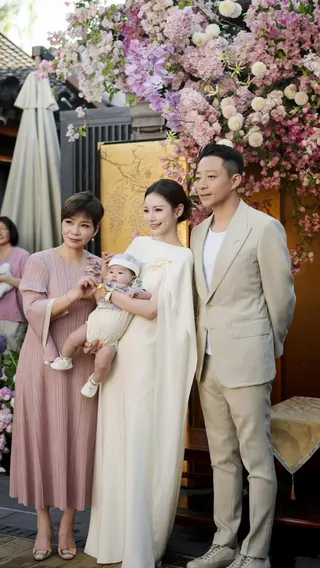 馬筱梅抱著兒子，跟汪小菲與媽媽合影。翻攝IG＠hsiaomei0718mandy