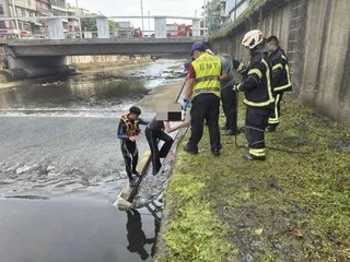 警方、消防人員與婦人溝通後，婦人才離開老街溪。（記者鄭國樑／翻攝）