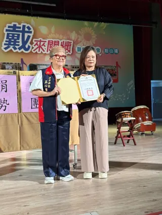 《圖說》世界佛教正心會於浴佛聖誕後捐贈愛心物資-泡麵到松山、信義、中山社福中心，台北市政府社會局頒贈感謝狀。〈正心會提供〉