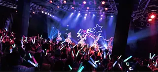 片中的虛擬女團「Happy☆Fanfare」獲得殿堂級音樂與編舞大師打造歌舞秀，還有今村美月、櫻雛乃來客串。（海鵬提供）