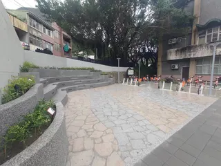 拆除隊拆除並活化坪林消防分隊舊址，融入茶園梯田意象設置休憩階梯、YouBike 2.0E電輔車租借站，成為都市轉角新亮點。（圖/新北市工務局提供）