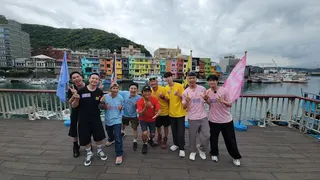 《綜藝玩很大》左起無尊、小鐘、逸翔、Eason、吳宗憲、KID、馮晨軒、八弟、Nelson。綜藝玩很大提供