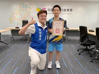 桃園國小桌球隊奪全國雙冠寫下歷史，身兼立委萬美玲助理的桃園市議員參選人佀廣洋居中牽線促成張善政親自表揚「桃園之光」。(桃園國小提供)