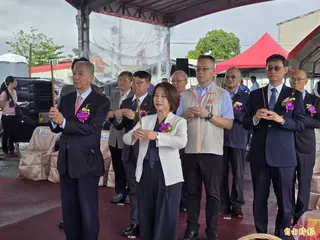屏東縣長周春米與高都汽車董事長余榮輝(左前一)等人上香祈求工程圓滿順利。(記者葉永騫攝)
