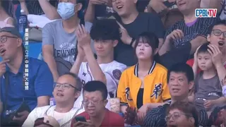 愛情最美的樣子？ 中職小情侶"一人挺一邊" 被邀請開球