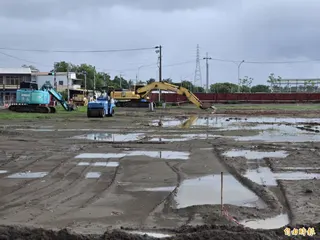 高都汽車進駐屏東六塊厝產業園區，車輛整備中心動土後開始整地。(記者葉永騫攝)