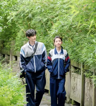 白敬亭、章若楠在《難哄》飾演桑延與溫以凡，校服同框充滿青春初戀感。 圖／難哄官方微博