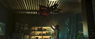 《鬼入獄》每一個亡者死後會被猛鬼還會被猛鬼擺放成華麗的藝術品公開展示，彷彿高調又挑釁地向人類宣戰，令人毛骨悚然。（圖／金盞花大影業提供）