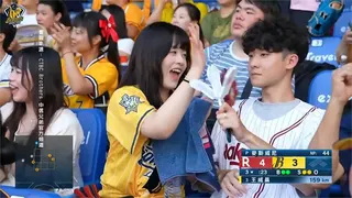 愛情最美的樣子？ 中職小情侶"一人挺一邊" 被邀請開球