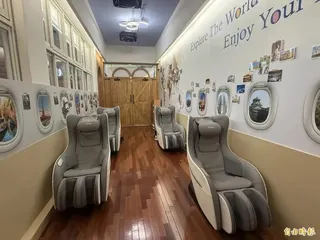 敦化國中教師專業發展空間，配置4座按摩椅讓教師放鬆。(記者孫唯容攝)