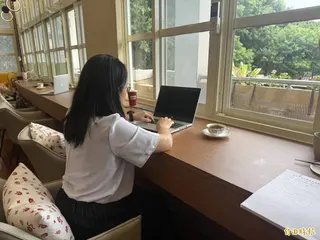 敦化國中營造明亮舒適的咖啡雅座平台，廣受好評。(記者孫唯容攝)