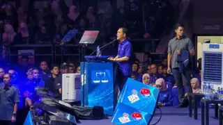 柔州看守州务大臣兼国阵主席翁哈菲兹扬言州选后宁可不当大臣，也不与火箭合作。