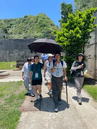 黃瑞麟前輩帶領參與師生於「綠洲山莊」進行走讀活動(國教署提供)