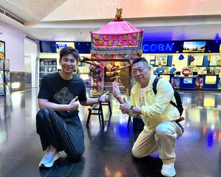 楊子儀與導演王重正感覺每天都像被神明保護著。（圖／壹捌玖伍電影公司提供）