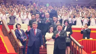 中國國家主席習近平與朝鮮領導人金正恩於平壤室內體育館出席一場演出。