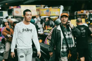 《大仙尪仔》中洪都拉斯（右）、牧森在財富自由跟黑道追殺間求生。（公視台語台提供）