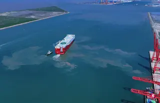 5月31日，比亚迪“济南号”滚装船驶离港口，直发意大利、西班牙等欧洲国家。 （新华社）