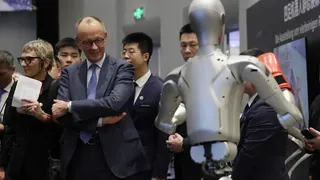 2026年2月26日，德國總理梅爾茨在杭州參訪機器人企業「宇樹科技」（Unitree Robotics）。（美聯社）