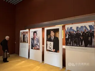 台灣國立政治大學安倍晉三研究中心主辦的「安倍晉三與現代日本研究國際論壇」9日在東京舉行，現場展示安倍生前活動照片，民眾駐足觀看。中央社記者戴雅真東京攝　115年6月9日