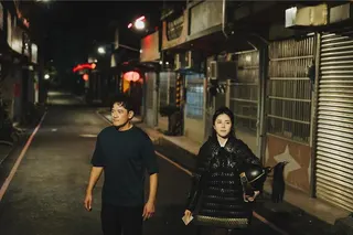 柯叔元（左）飾演阿松挑戰紙藝職人角色。（民視提供）