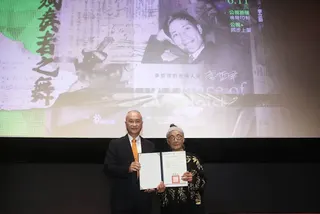 國立台北教育大學校長陳慶和(左)特別到場補頒李哲洋畢業證書，由遺孀林絲緞代領(右)。請標註：公視紀錄觀點《獨奏者之舞提供