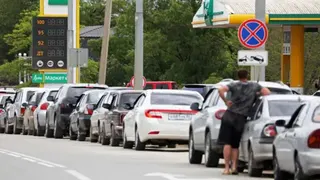 Reuters Cars queue for fuel at a gas station after the authorities restricted fuel sales amid a supply shortage following Ukrainian attacks on logistics routes in the course of Russia-Ukraine conflict, in Saki, Crimea June 1, 2026