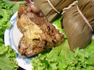 振興醫院營養治療科營養師高法民說，好采頭粽，以舒緩壓力，粽子可以加上一些象徵好彩...