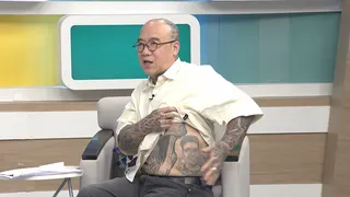 鋼鐵爸露出紀念愛子的刺青。和展影視提供